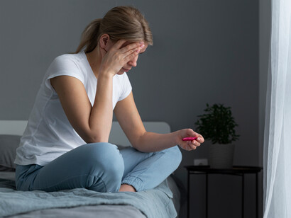 Teste de gravidez. A lei prevê que a mulher, se assim o entender, pode interromper a sua gravidez até à 10ª semana e também prevê o aborto para casos mais específicos e delicados, já mencionado