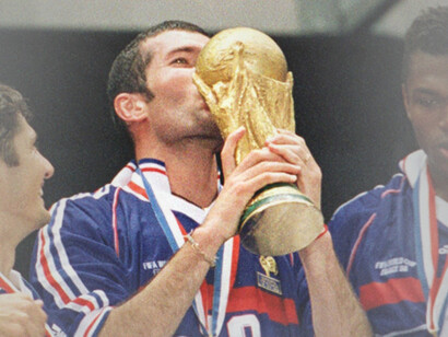 Zidenide Zidane besa la copa del mundial de Francia 1998