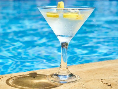 Poolside cocktail with lemon