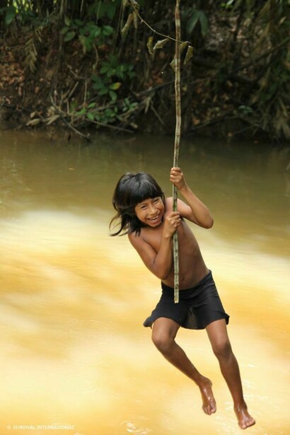 Giovane ragazzo gioca con una liana