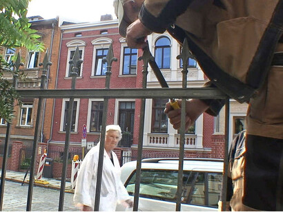Leopold Kessler, Fence sharpening, 2011. Courtesy of Musa Museum
