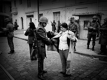 Policía militar chilena realiza requisas callejeras en tiempos de dictadura