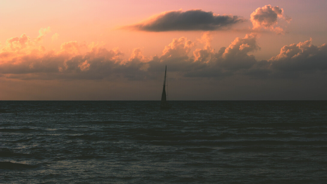 Barca a vela nell'oceano. Gli oceani hanno un ruolo fondamentale nell'assorbimento di anidride carbonica