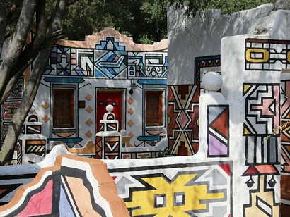 Sudafrica, disegni geometrici e brillanti del popolo Ndebele