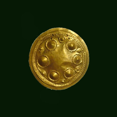 Dall’antico Egitto alla Mesopotamia, dalla Grecia a Roma, l’oro ha rappresentato un ponte tra il mondo umano e quello divino, oltre a essere simbolo di prestigio e potere