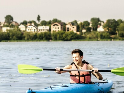 O pequeno Márcio só tinha olhos para o caiaque, ansioso para explorar aquela água toda. Os adultos também queriam desfrutar do dia ensolarado e curtir a paisagem bucólica que só o campo pode proporcionar