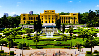 O Museu do Ipiranga nasceu como guardião da história, um lugar onde o passado se materializa em pinturas, documentos e objetos que narram a trajetória de um povo. Visitar o museu é como atravessar um portal do tempo. Cada sala, cada vitrine, cada quadro nos transporta para épocas distintas: o Brasil colonial, o Império, a República nascente. O visitante não apenas observa, mas participa de uma jornada que conecta gerações