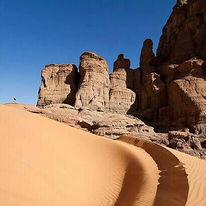 Sahara algerino. Un altro settore importante per lo sviluppo dell'Algeria è il turismo, attualmente molto debole e fino a poco tempo fa quasi del tutto assente per mancanza di infrastrutture