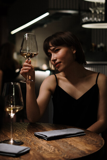 Calice di vino, note olfattive. Il calice all'olfatto offre un bouquet aromatico piacevole e caratteristico: le note olfattive comuni includono sentori di agrumi, come limone e pompelmo, insieme a
note floreali delicate