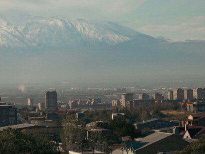 Au loin, l’Ararat veille sur Yerevan, la capitale arménienne comme une présence immobile, entre mythe fondateur et horizon quotidien