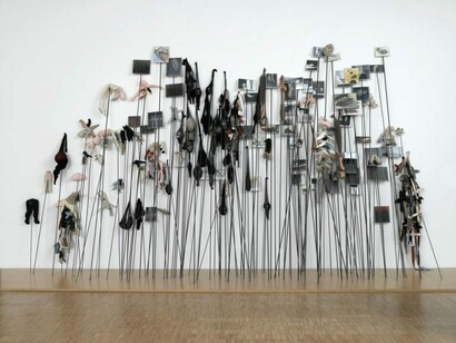 AM CB. Annette Messager y Christian Boltanski, vista de exhibición. Cortesía del Centre Pompidou Málaga