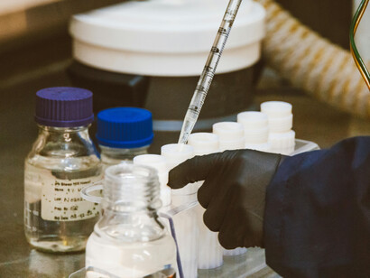 El desarrollo rápido de vacunas y tratamientos depende de la cooperación entre sectores académicos, farmacéuticos y gubernamentales