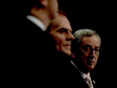 El presidente del Consejo Europeo, Donald Tusk (centro imagen) , y el presidente de la Comisión Europea, Jean-Claude Juncker, en una rueda de prensa: la UE ha anunciado que esta vez no se quedará quieta ante las sanciones de EE UU en lo tocante a las empresas europeas con negocios en Cuba