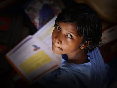 Bambina indiana. Afrin, costretta a vivere tra i rifiuti di Dacca, incarna le difficoltà dei rifugiati climatici nel delta del Gange