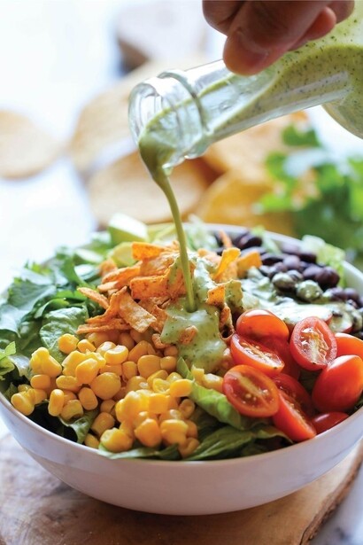 Ensalada con maíz, tomate y otras verduras