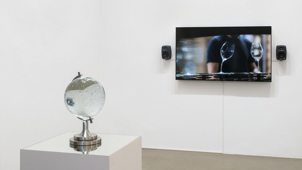 Seen in a cristal ball. Courtesy of Galerie Chantal Crousel