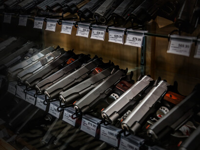 Vista de los estantes de las pistolas en una tienda de armas en EE. UU.