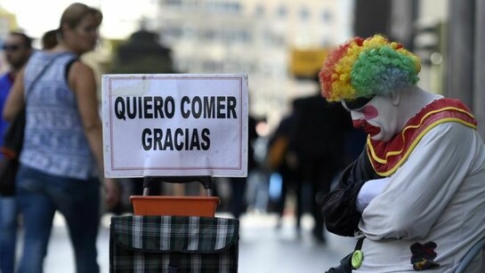 Un payaso pidiendo en la calle