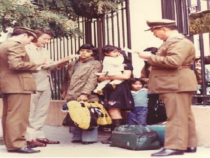 I carabinieri controllano i rifugiati in partenza alla uscita della ambasciata italiana. Barbarani in centro.