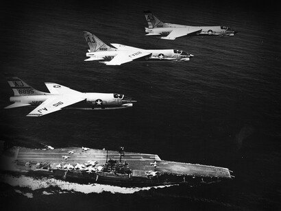 Tres F8 Crusader de Estados Unidos vuelan sobre un portaviones militar durante la Crisis de los Misiles en 1962
