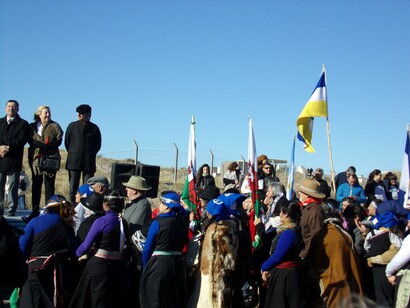 En la Patagonia, los pueblos desarrollaron una relación íntima con la naturaleza, concibiéndola como una entidad de carácter espiritual.   
Ceremonia en Punta Cuevas, Puerto Madryn. Entre dos culturas: galesa y Tehuelche-Mapuche. Patagonia norte, Argentina