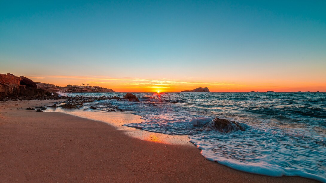 Mare al tramonto: "La memoria è uno strumento molto strano, uno strumento che può restituire, come il mare, dei brandelli, dei rottami, magari a distanza di anni"