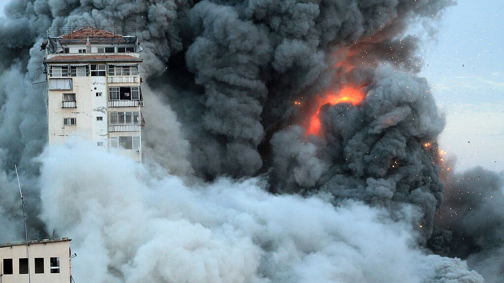 Distruzione a Gaza, Palestina. La situazione umanitaria catastrofica a Gaza è stata sottolineata, con dati indicanti un elevato numero di vittime, sfollamenti forzati e danni alle infrastrutture civili