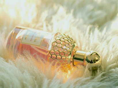 Frascos de perfume. Na antiguidade, o perfume era privilégio dos deuses e dos reis. No Egito, era oferenda e ornamento; na Grécia, uma forma de marcar rituais; na Roma imperial, um modo de afirmar a superioridade dos corpos governantes. Perfumar-se era, então, inscrever-se numa lógica vertical, num sistema onde o cheiro tornava-se símbolo de pureza, status, superioridade moral e espiritual

