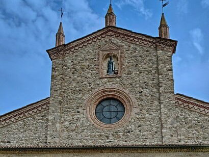 Parte superiore facciata anteriore, Basilica di San Colombano Abate, Bobbio (PC), Italia