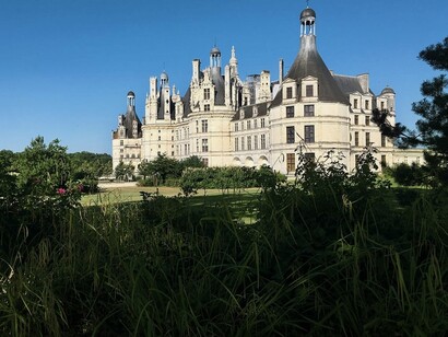 Chambord è il più grande castello della Valle della Loira, con oltre 440 stanze, 282 camini e 84 scale. Fu costruito come residenza di caccia per il re Francesco I, ma la sua immensa dimensione e la magnificenza architettonica lo resero più un simbolo del potere reale che una residenza abituale, Chambord, Francia