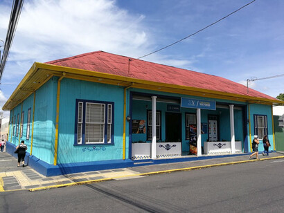 Casa donde se ubica el Centro Cultural Victoria, una cuadra al este de las “Ruinas” de la Parroquia (cruce de avenida central y calle 3). En esta misma esquina se ubicó la casa de don Pedro Carazo y su esposa doña Cleta Ugalde, el segundo hogar de Cartago donde trabajó la Carazito, hacia el año 1820.  Foto: Sergio Orozco Abarca. 2024
