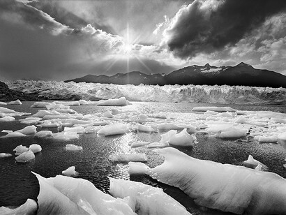 Sebastião Salgado, Il ghiacciaio Perito Moreno, campo de hielo, Patagonia, Argentina, 2007. Mit freundlicher genehmigung des Mart