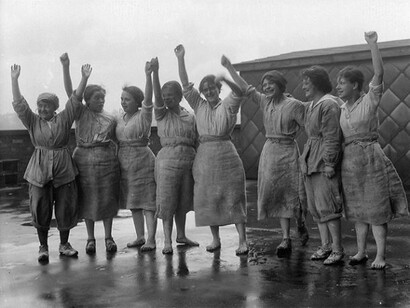 A group of women workers of the glucose factory of Messrs Nicholls, Nagel & Co in Trafford Park, c.1918, © IWM