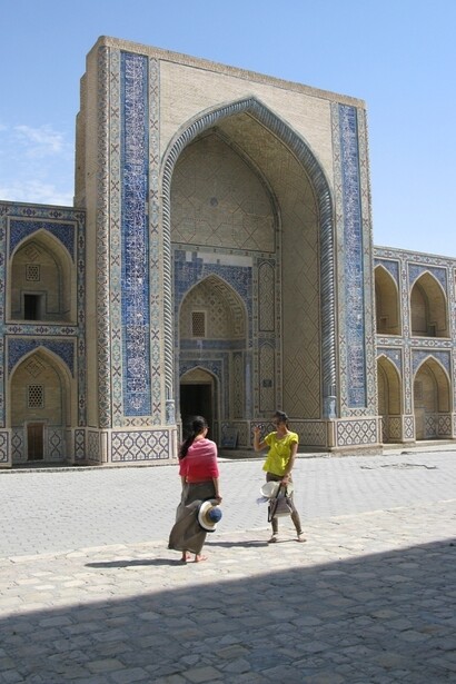 Il mausoleo del venerato Amir Temur (1336-1405), il conquistatore turco-mongolo meglio noto in Occidente come Tamerlano. L’edificio del sepolcro occupa un posto fondamentale nella storia dell’architettura islamica, essendo precursore delle grandi tombe Moghul