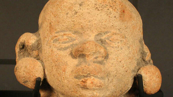 Cabeza antropomorfa

Materiales: Cerámica

Desarrollos Regionales 500 a.C.- 500 d.C.

Medidas: 55 mm de alto x 63 mm de ancho