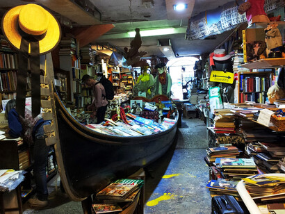 I libri nella gondola alla Libreria Acqua alta
