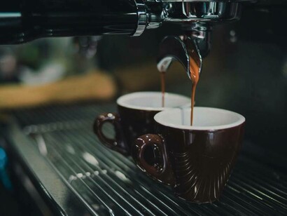 Caffè viene erogato dalla macchinetta di un bar