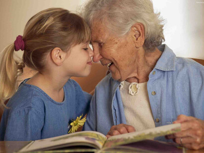 La complicidad entre una abuela y su nieta
