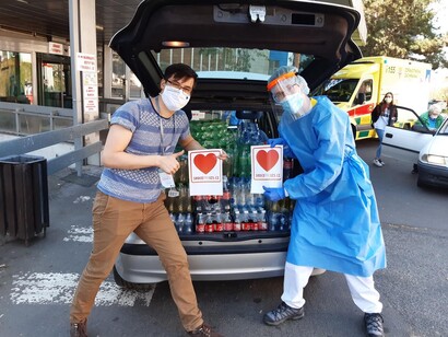 Voluntarios llevan provisiones al personal sanitario en la Republica Checa
