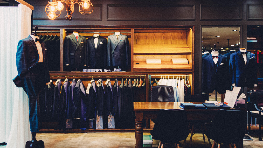 Sastrería de vestimenta formal para hombres. El código de vestimenta es un conjunto de reglas sociales y culturales con respecto a la ropa, zapatos y complementos para cada ocasión