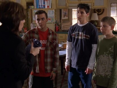 Lois and her children in their home kitchen on the tv show "Malcolm in the Middle"