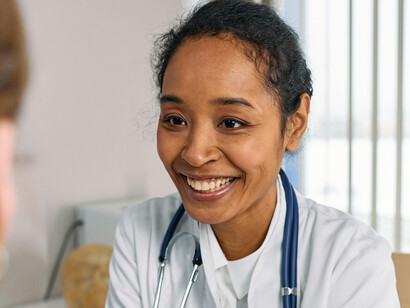 O alto custo dos planos de saúde e consultas médicas leva muitas pessoas a automedicar-se, expondo-se a riscos desnecessários
conscientizar sobre os perigos da