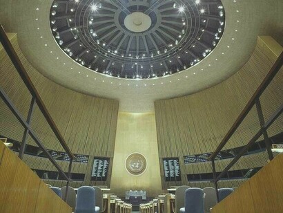 Vista del salón vacío de la Asamblea General desde su pasillo principal en la ciudad de Nueva York, EE.UU.