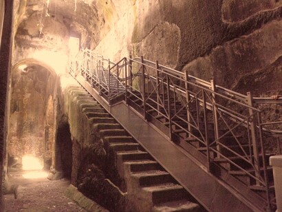 La Piscina Mirabilis è un esempio straordinario dell'avanzata ingegneria idraulica romana, progettata per garantire l'approvvigionamento continuo di acqua alla flotta militare stanziata nel porto di Miseno, Bacoli (NA), Italia. RaBoe/Wikipedia