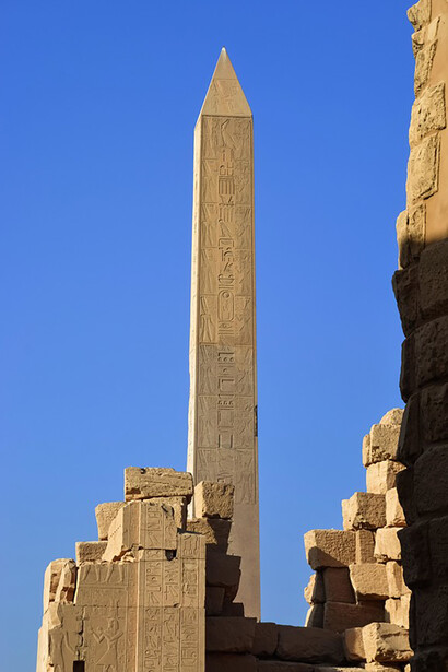 Sinuhe viaggia come agente segreto verso Babilonia e verso il regno degli Hittiti per carpire i segreti della loro “arma di distruzione di massa, quel metallo chiamato ferro