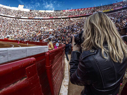 Anya Barels-Suermondt mentre fotografa José Tomás nella Plaza de Toros La Monumental de Mexico © Pablo Esparza