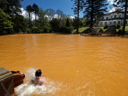 Torrenti di acque bollenti scorrono attraverso il giardino circondanti da una vera e propria foresta ricca di fiori. Le acque, di colore giallo-arancio perché cariche di ferro e altri minerali, formano anche il lago-piscina con acque terapeutiche a 38 °C costanti, per le quali il giardino e l’hotel Terra Nostra sono famosi. Foto di Enzo Valenti