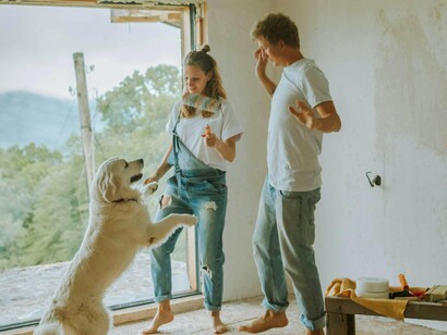 É bastante comum termos essa identificação com o nosso local de nascimento, mas há exceções e mudanças de rotas. Por exemplo, caso você tenha vivido uma boa parte da sua vida sempre na sua cidade natal, a probabilidade de ter criado enraizamento com essa localidade será bastante significativa. Mas ainda assim, você pode nunca ter se mudado de cidade e sentir algo dentro de você sussurrar: “aqui não é o meu lugar”. Mesmo sem ter colocado os pés em outra região



