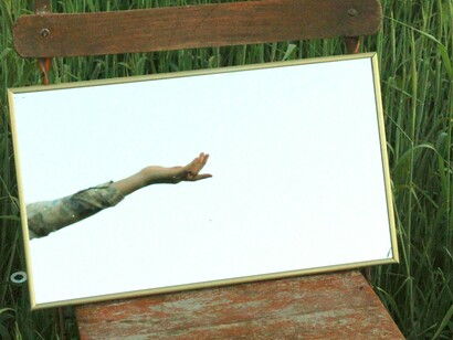 Sentou-se em um banco da praça e ficou observando as pessoas passarem. As mãos nos bolsos, os casacos fechados, os olhos ocupados - não com ela. O mundo girava sem notar sua presença. Uma ideia aterradora cruzou sua mente: e se ela nunca tivesse existido? E se fosse apenas um eco de algo que nunca chegou a ser?


