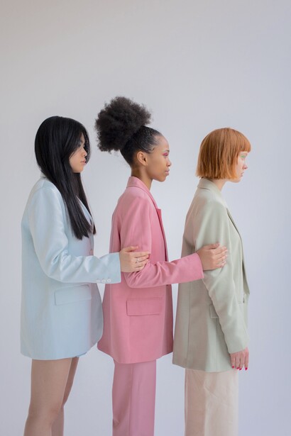 Modelos vestem roupas sociais em cores pastéis